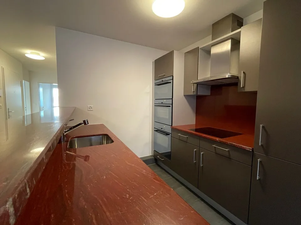 Modern 3.5-room apartment with covered balcony and private garage box – in the heart of Gundeli – photo 3 of 8