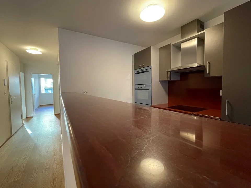 Modern 3.5-room apartment with covered balcony and private garage box – in the heart of Gundeli – photo 2 of 8
