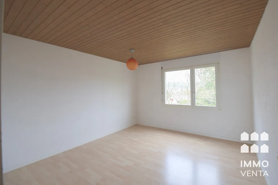 Helle Attika-Wohnung mit Terrasse und Aussicht in Ipsach
