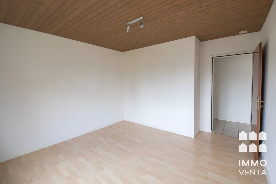 Helle Attika-Wohnung mit Terrasse und Aussicht in Ipsach