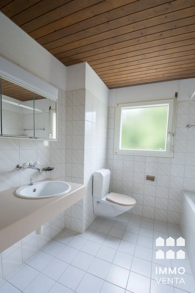 Helle Attika-Wohnung mit Terrasse und Aussicht in Ipsach