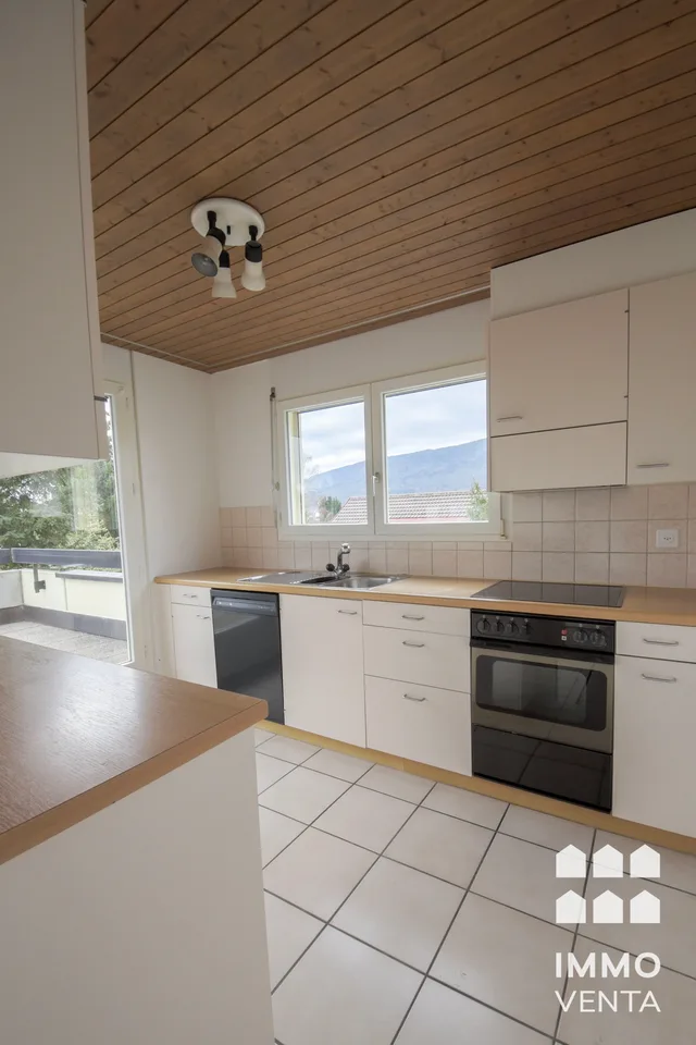 Helle Attika-Wohnung mit Terrasse und Aussicht in Ipsach