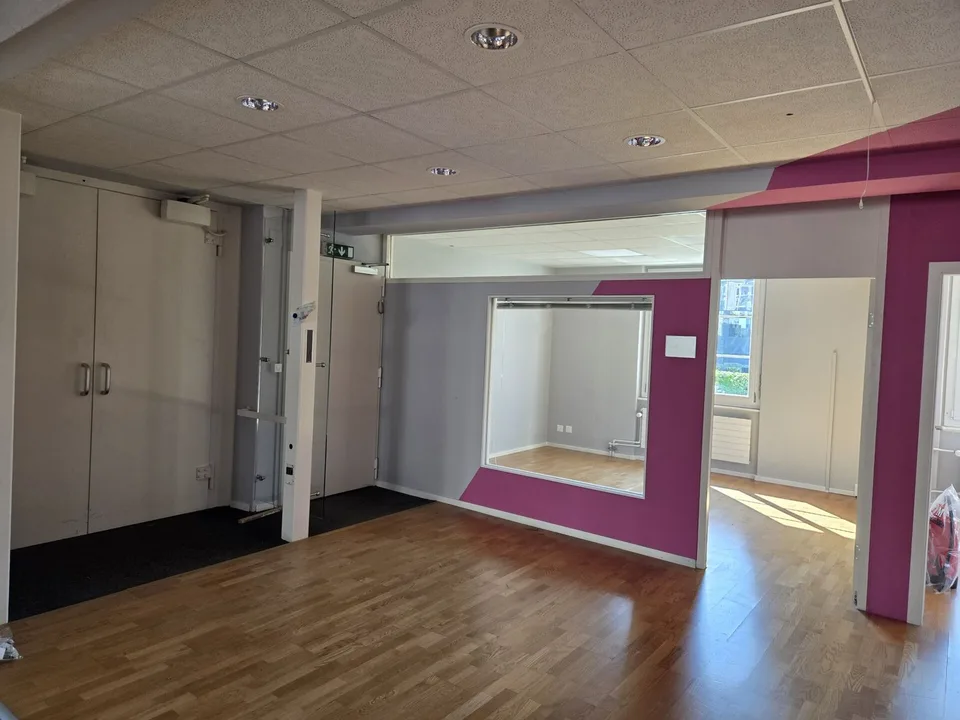 Bello spazio di ufficio spazioso alla stazione di Neuchâtel – foto 4 di 7
