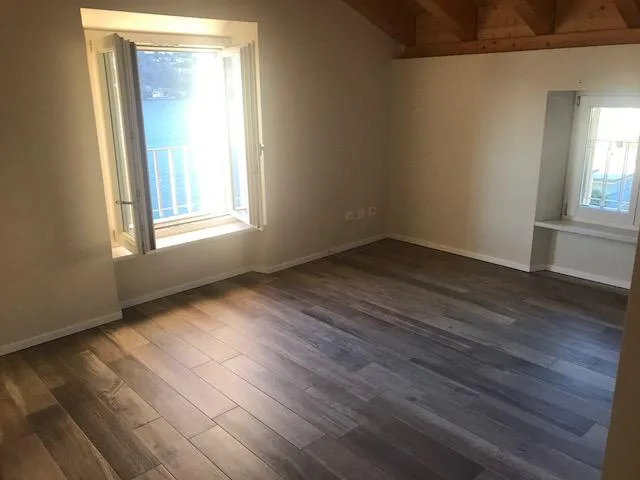 Attico con stupenda vista lago in casa di soli 3 appartamenti