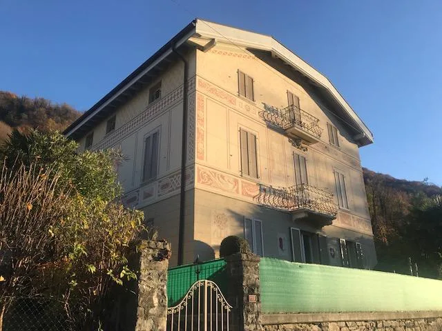Attico con stupenda vista lago in casa di soli 3 appartamenti
