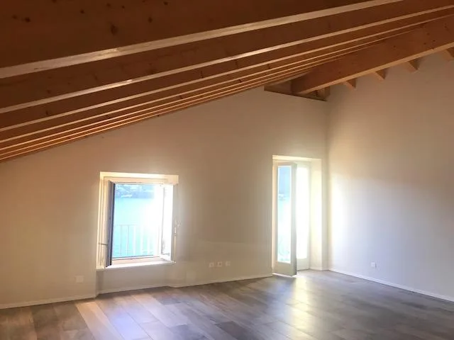Attico con stupenda vista lago in casa di soli 3 appartamenti