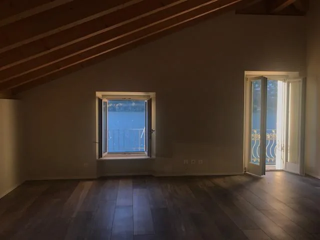 Attico con stupenda vista lago in casa di soli 3 appartamenti
