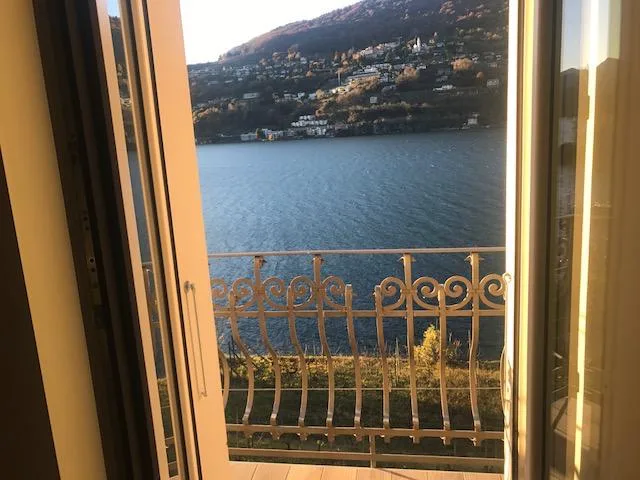 Attico con stupenda vista lago in casa di soli 3 appartamenti