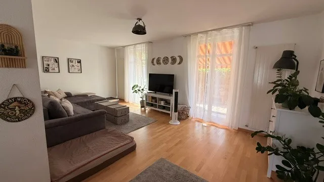 Rêve résidentiel charmant avec espace de jardin. Vivre comme dans une maison unifamiliale.