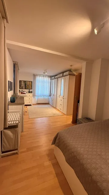 Rêve résidentiel charmant avec espace de jardin. Vivre comme dans une maison unifamiliale.