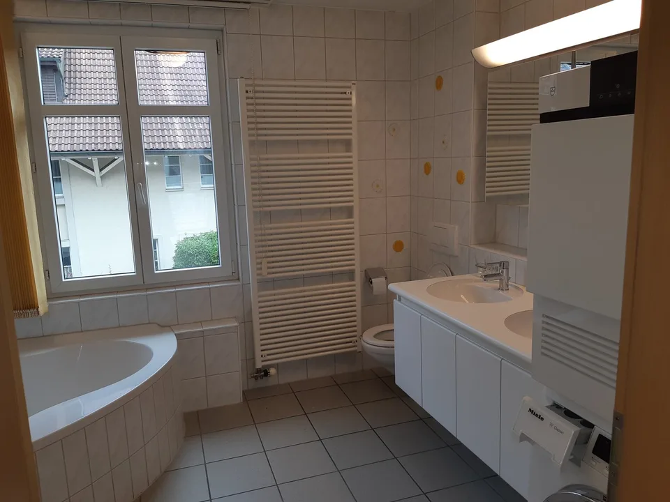 Rêve résidentiel charmant avec espace de jardin. Vivre comme dans une maison unifamiliale.