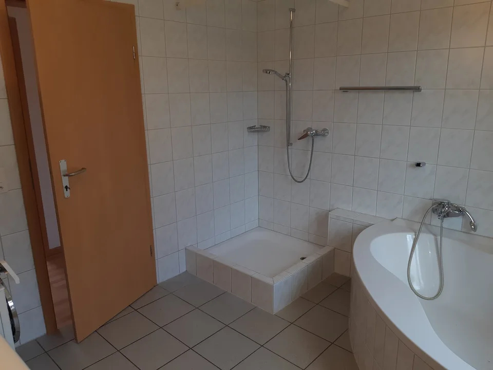 Rêve résidentiel charmant avec espace de jardin. Vivre comme dans une maison unifamiliale.