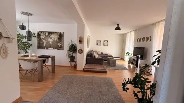 Rêve résidentiel charmant avec espace de jardin. Vivre comme dans une maison unifamiliale.
