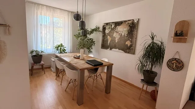 Rêve résidentiel charmant avec espace de jardin. Vivre comme dans une maison unifamiliale.