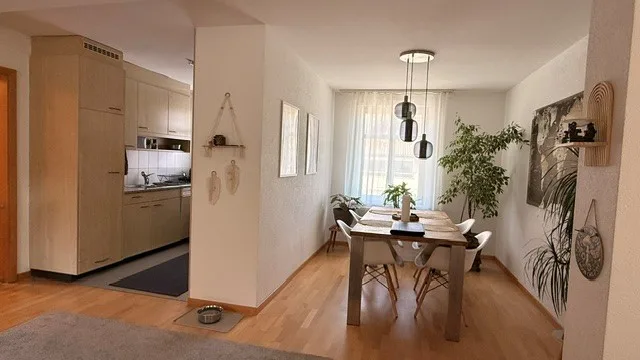 Rêve résidentiel charmant avec espace de jardin. Vivre comme dans une maison unifamiliale.