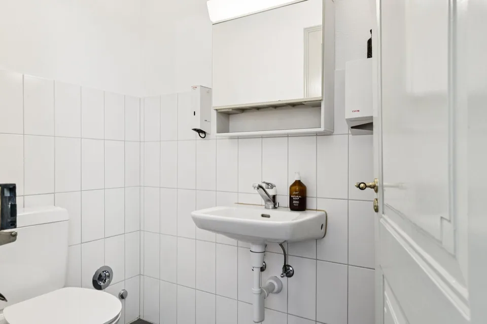 Representative 5-room office space in the old town of Schaffhausen – photo 15 of 16