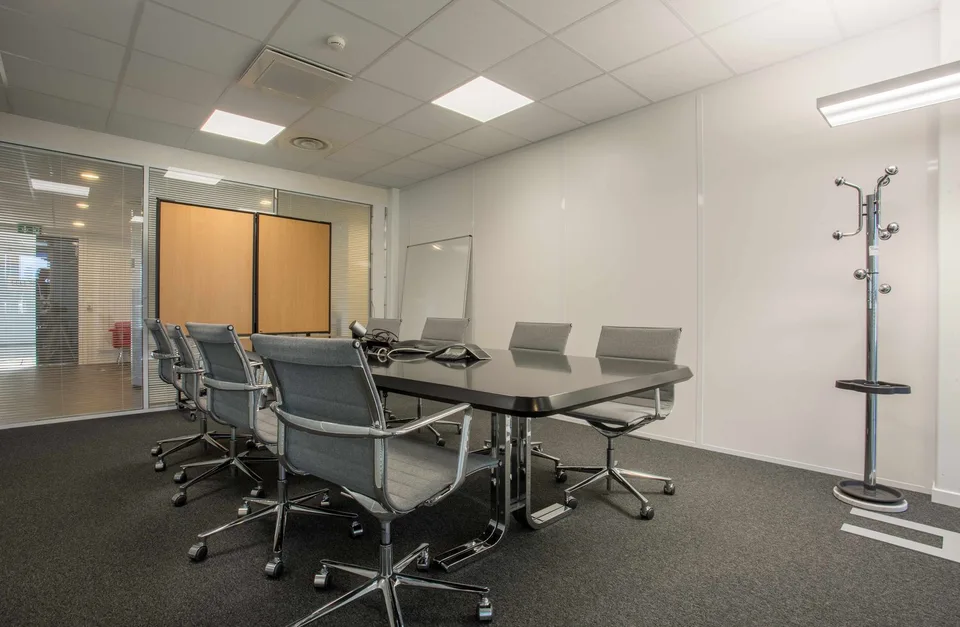 Büros / Labor von 560 m² in Plan-les-Ouates – Foto 2 von 9
