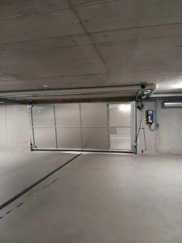 À louer : Espace de stationnement fermé séparé avec 8 places. – photo 6 sur 8