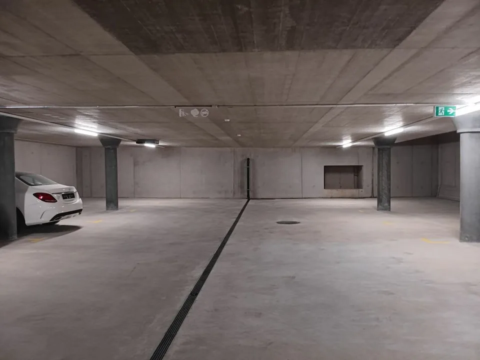 À louer : Espace de stationnement fermé séparé avec 8 places. – photo 4 sur 8
