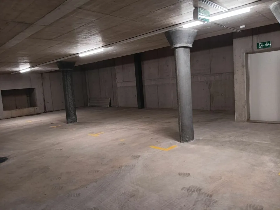 À louer : Espace de stationnement fermé séparé avec 8 places. – photo 5 sur 8