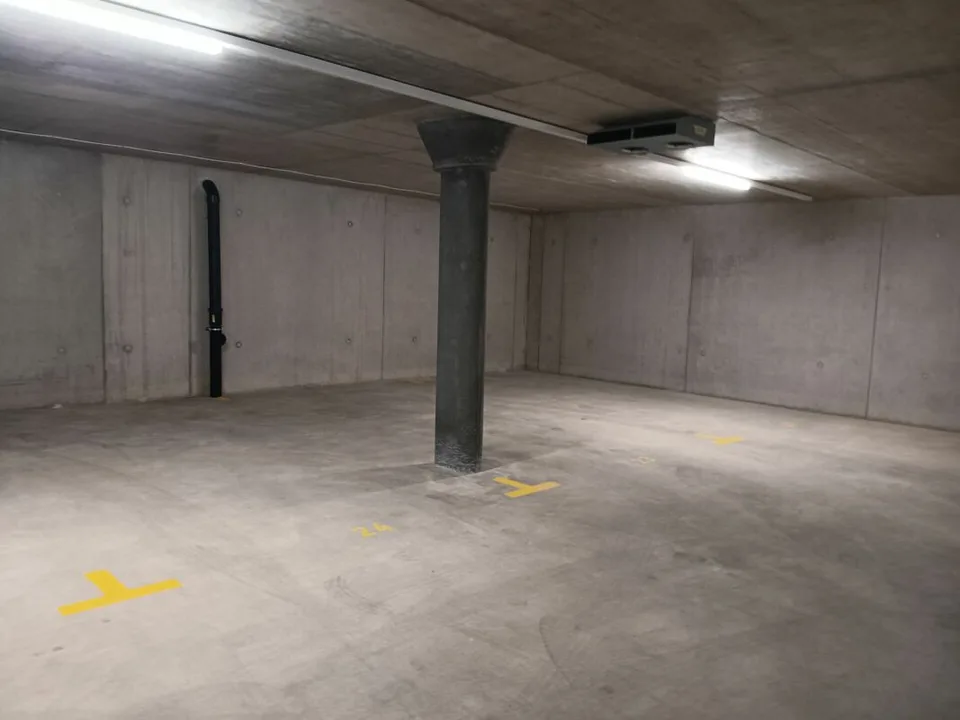 À louer : Espace de stationnement fermé séparé avec 8 places. – photo 3 sur 8