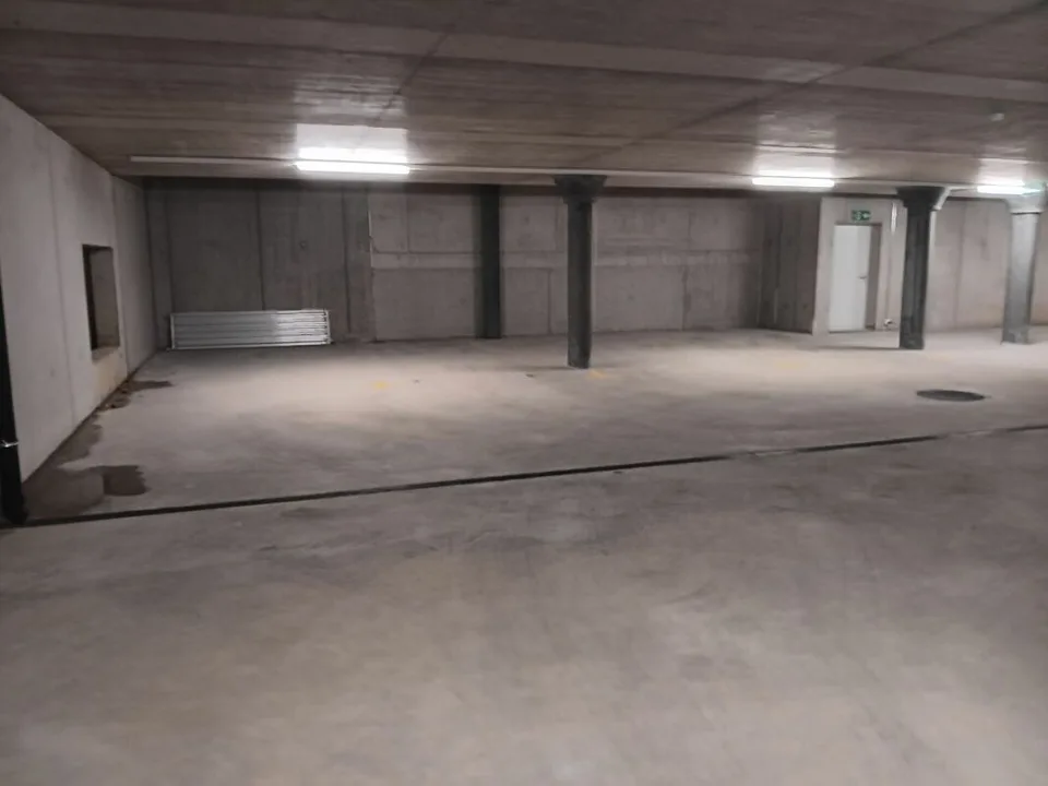 À louer : Espace de stationnement fermé séparé avec 8 places. – photo 2 sur 8