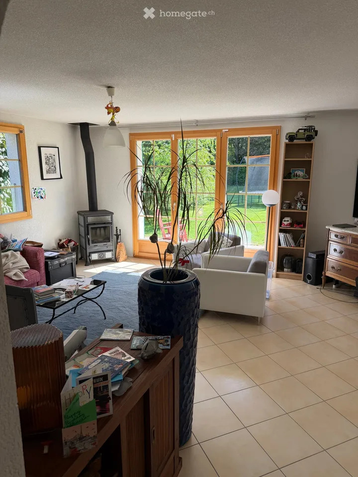 Maison familiale lumineuse de 5.5 pièces à Mies – disponible immédiatement