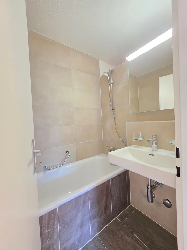 Appartement rénové 4 pièces avec balcon à Thusis