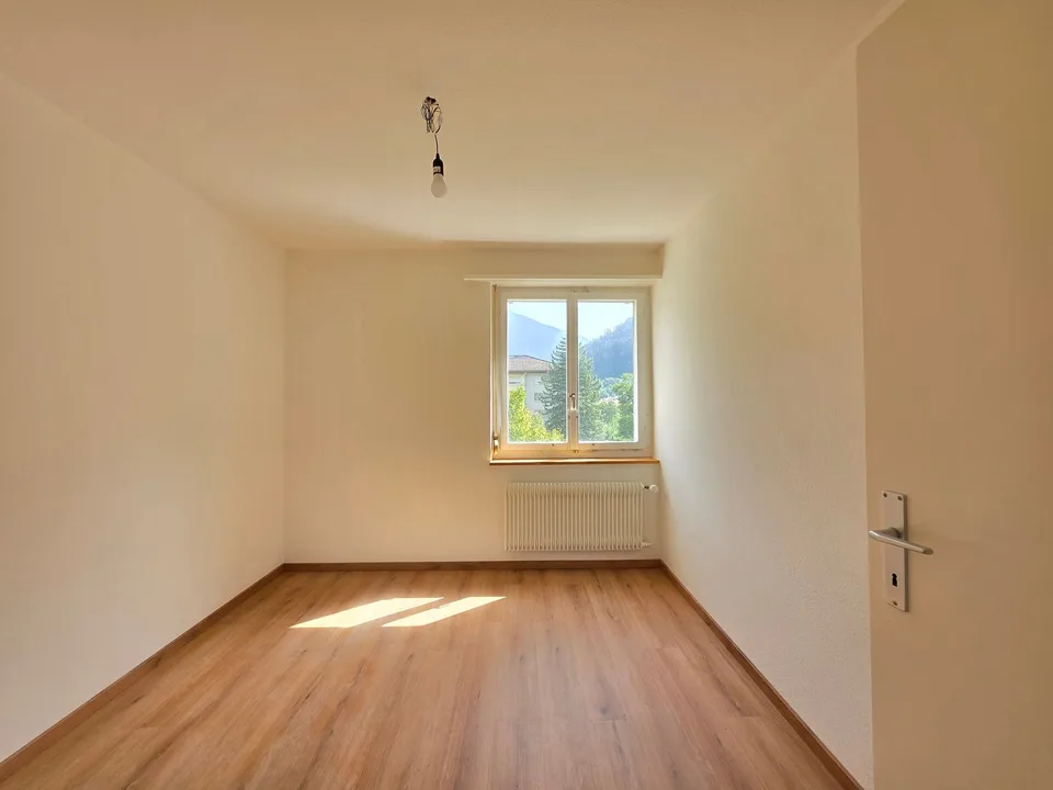 Appartement rénové 4 pièces avec balcon à Thusis