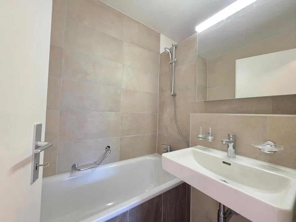 Appartement rénové 4 pièces avec balcon à Thusis