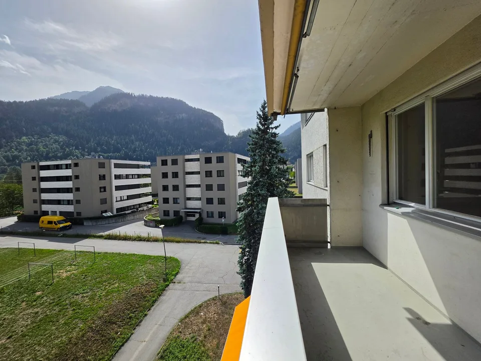 Appartement rénové 4 pièces avec balcon à Thusis