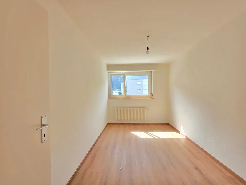 Appartement rénové 4 pièces avec balcon à Thusis