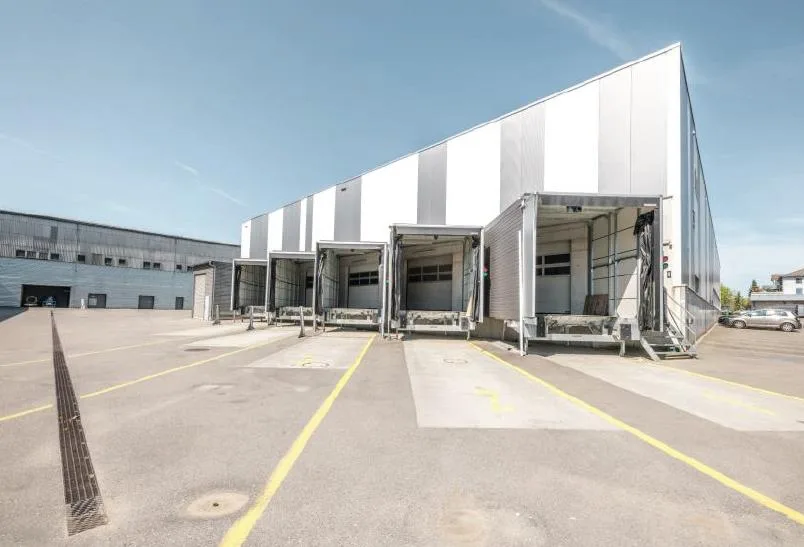 Top Industriehalle mit LKW-Rampen & Büroflächen in Kleindöttingen – Foto 2 von 13