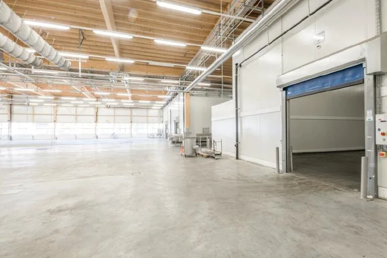 Top Industriehalle mit LKW-Rampen & Büroflächen in Kleindöttingen – Foto 6 von 13