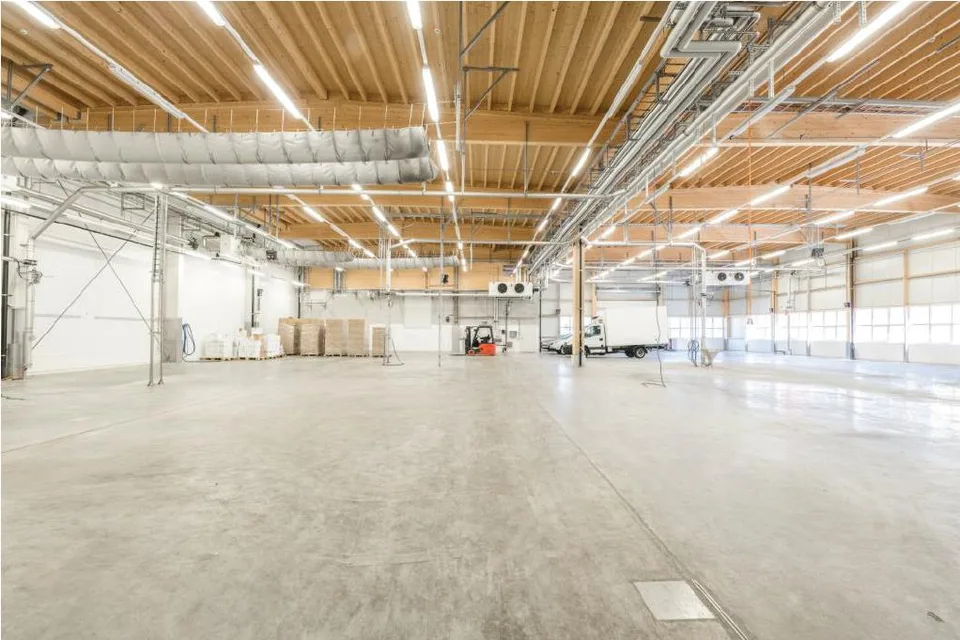 Top Industriehalle mit LKW-Rampen & Büroflächen in Kleindöttingen – Foto 5 von 13