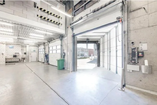 Top Industriehalle mit LKW-Rampen & Büroflächen in Kleindöttingen – Foto 3 von 13