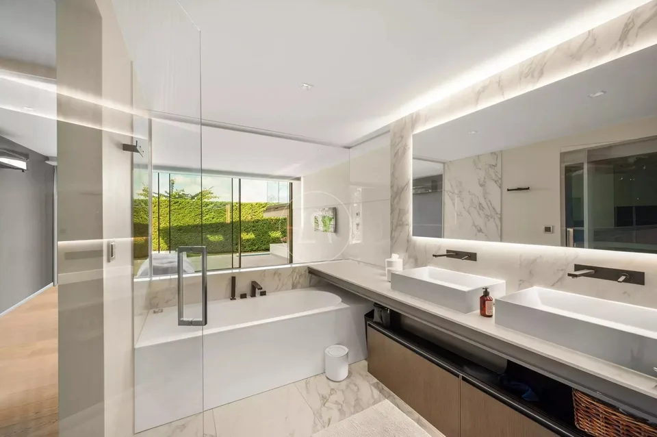 Villa contemporaine d'exception, vue et accès privé au lac,rive gauche – photo 9 sur 12