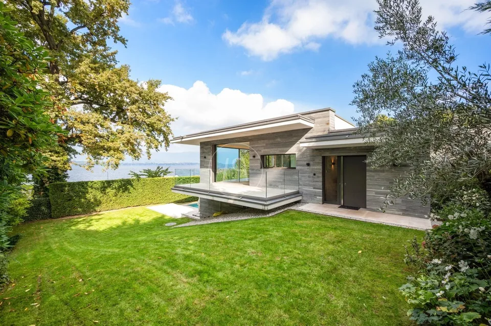 Villa contemporaine d'exception, vue et accès privé au lac,rive gauche – photo 2 sur 12