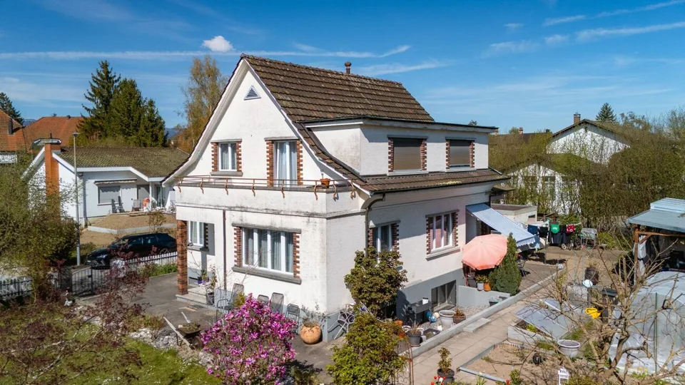 Grosszügige 4.5-Zimmerwohnung auf zwei Etagen mit Terrasse und Garten!