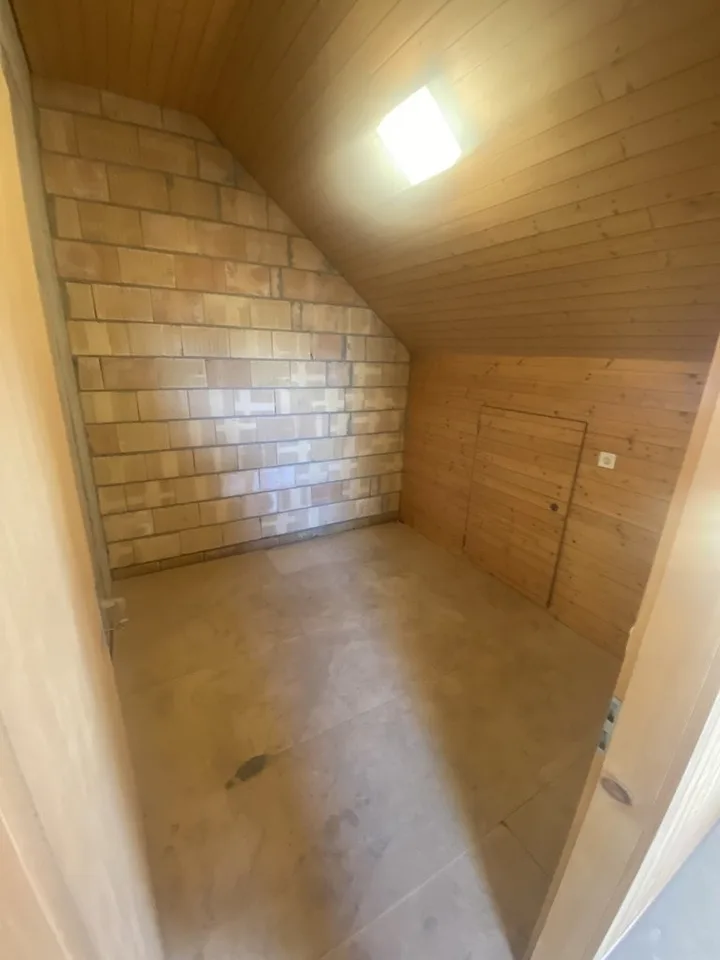 HOBBY ROOM IN THE ATTIC, MULTI-PURPOSE WITH ITS OWN WET CELL – photo 6 of 8