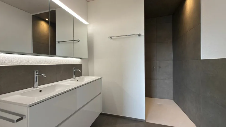 Maison mitoyenne neuve avec de nombreux extras à Oberbipp