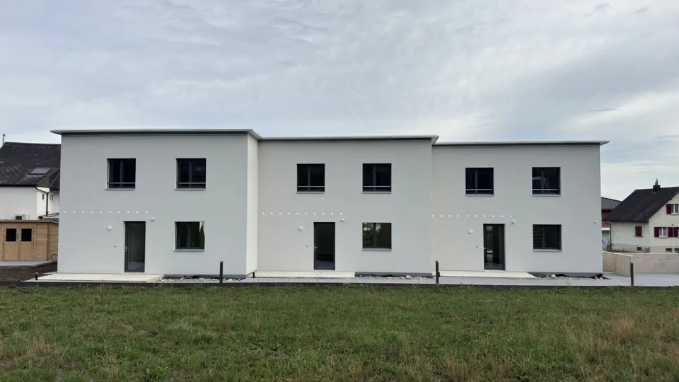 Maison mitoyenne neuve avec de nombreux extras à Oberbipp