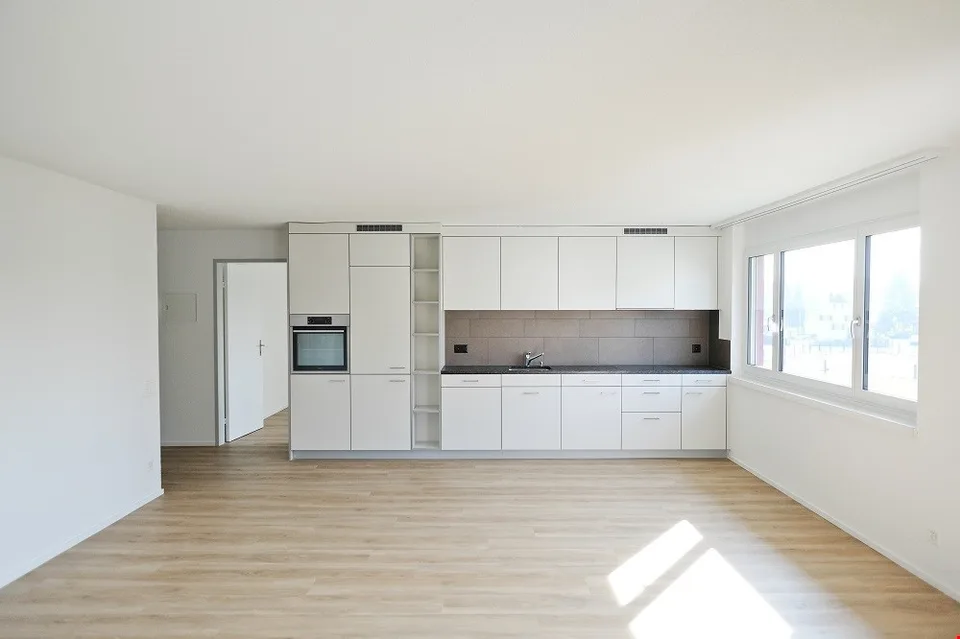 Sonnige, grosszügige und totalsanierte Wohnung