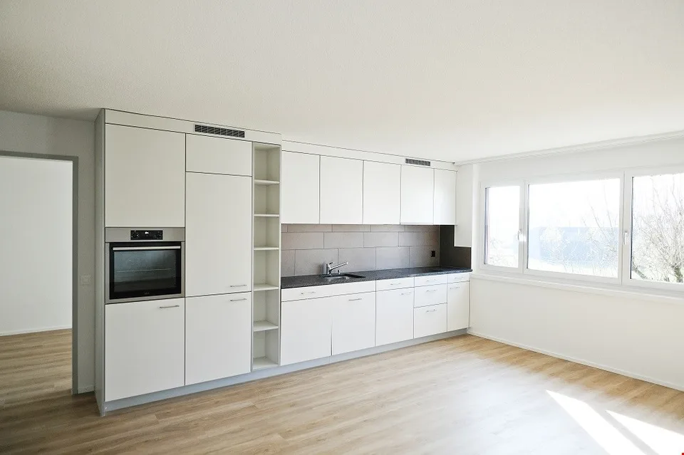 Sonnige, grosszügige und totalsanierte Wohnung