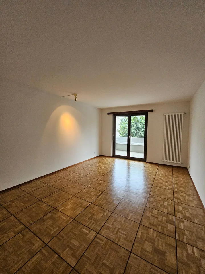 Helles 3.5-Zimmer-Apartment in Cureglia – sofort verfügbar