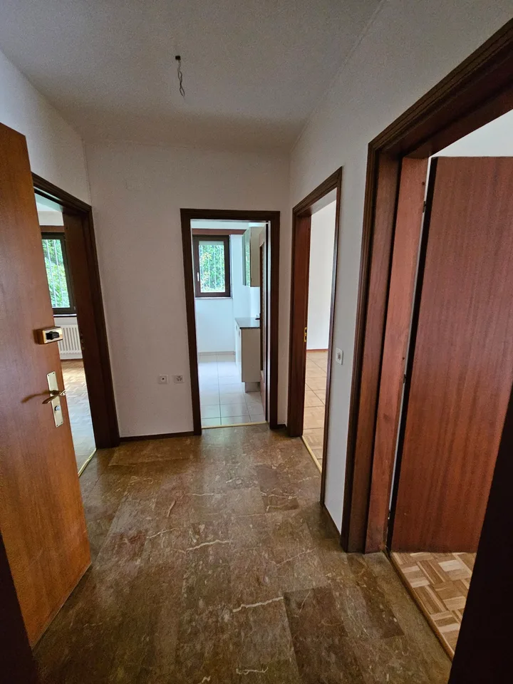 Helles 3.5-Zimmer-Apartment in Cureglia – sofort verfügbar