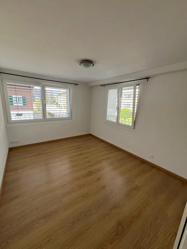 Appartement moderne 3.5 pièces avec jardin d'hiver & grand balcon à Stansstad!