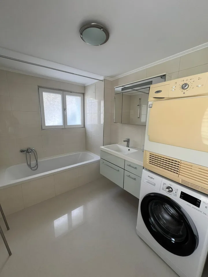 Appartement moderne 3.5 pièces avec jardin d'hiver & grand balcon à Stansstad!