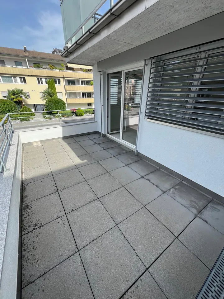 Appartement moderne 3.5 pièces avec jardin d'hiver & grand balcon à Stansstad!