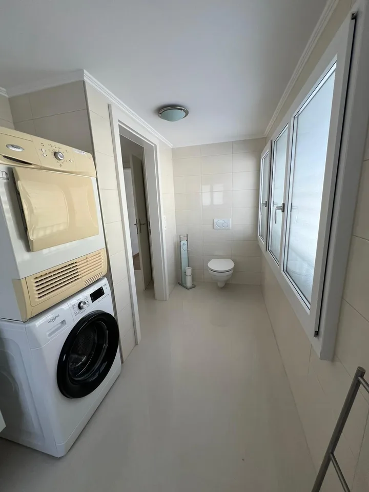 Appartement moderne 3.5 pièces avec jardin d'hiver & grand balcon à Stansstad!